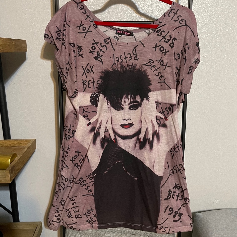 Betsey Johnson graphic tshirt
